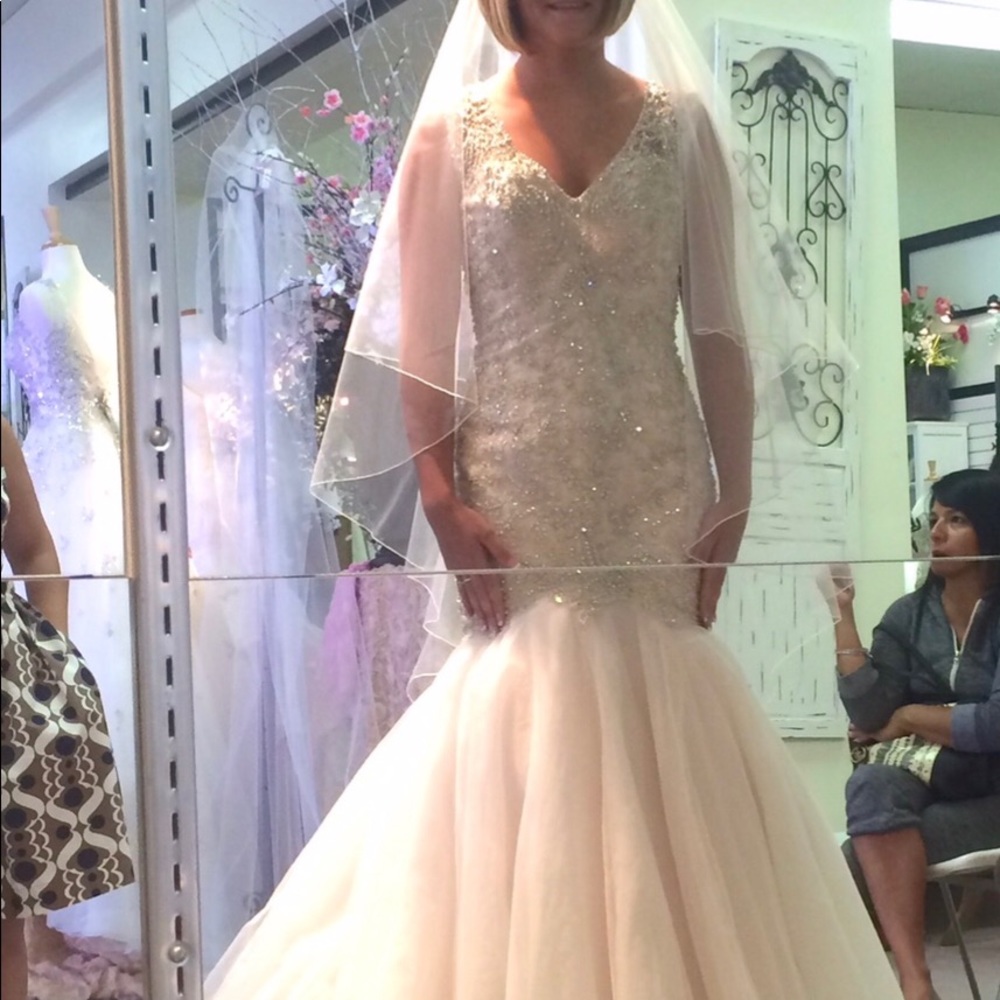 new never worn wedding gown size 8 allure couture.